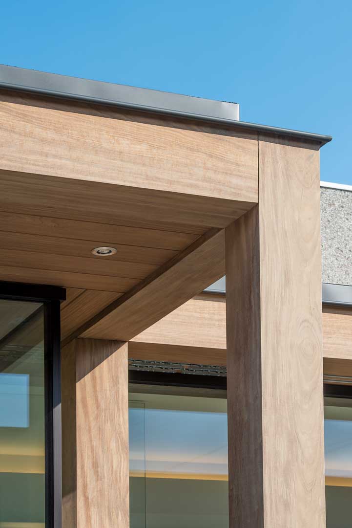 afrormosia-detail-maatwerk-burelen-modern-outdoor