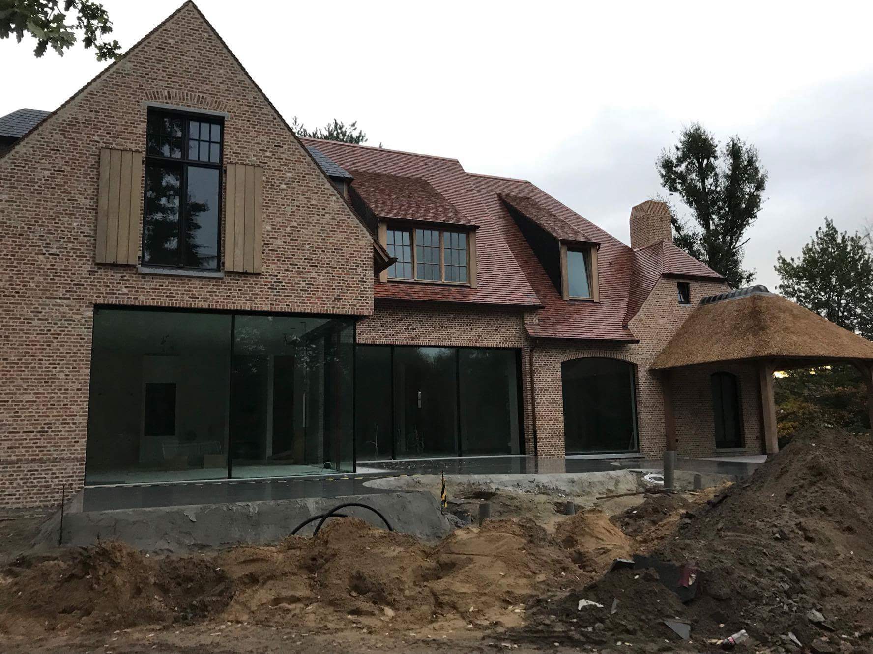 houten-orangerie-woonuitbreiding-leefruimte-extension-zwart-schrijnwerk