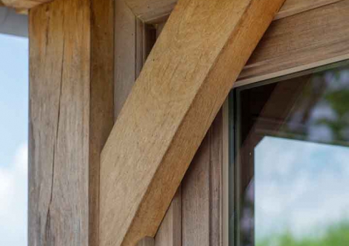 bijgebouw-eik-lloyd-hamilton-poolhouse-hout-detail-raam