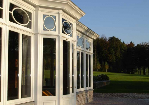 home-extension-orangerie-lloyd-hamilton-renovatie-bijgebouw-verbouwen-hout-gelakt-deur
