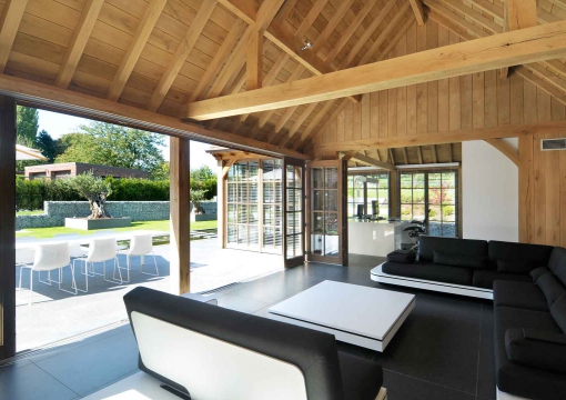 oak-poolhouse-lloyd-hamilton-leefruimte-outdoor-living-hout-woonunit-binnen