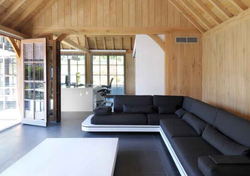 oak-poolhouse-lloyd-hamilton-leefruimte-outdoor-living-hout-woonunit-interieur