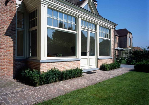 woonuitbreiding-orangerie-home-extension-lloyd-hamilton-wit-gelakt-leefruimte-renovatie